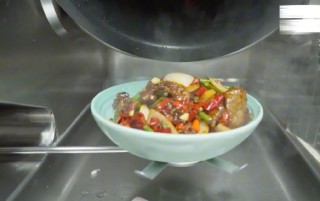炒菜機(jī)器人一炮而紅，香港教授賣到爆單