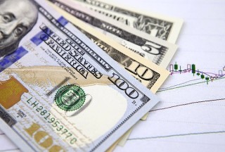 “避險貨幣”地位不保？美元指數(shù)半年大跌10%創(chuàng)38年紀錄，穩(wěn)定幣能否為它“續(xù)命”